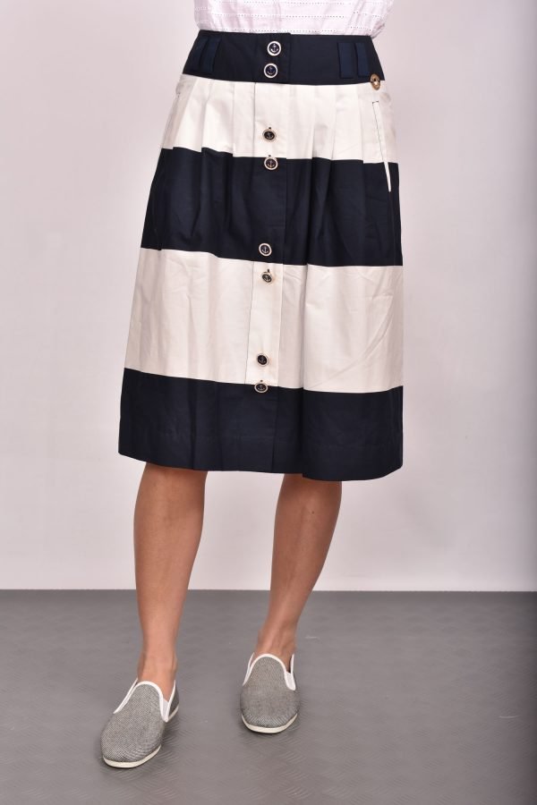 Разкроена пола в тъмно-синьо райе.